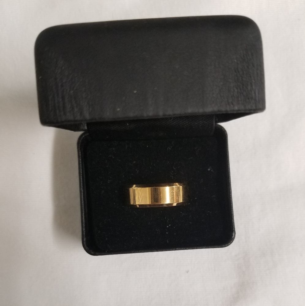 Gold ring with beveled edges